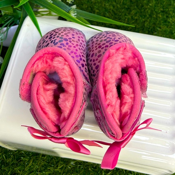 UGG
Kid's Jesse Bow II Spots
Pink Rose SPARKLE SUEDE
Size: 0/1 (0-6 Months) - Picture 16 of 16